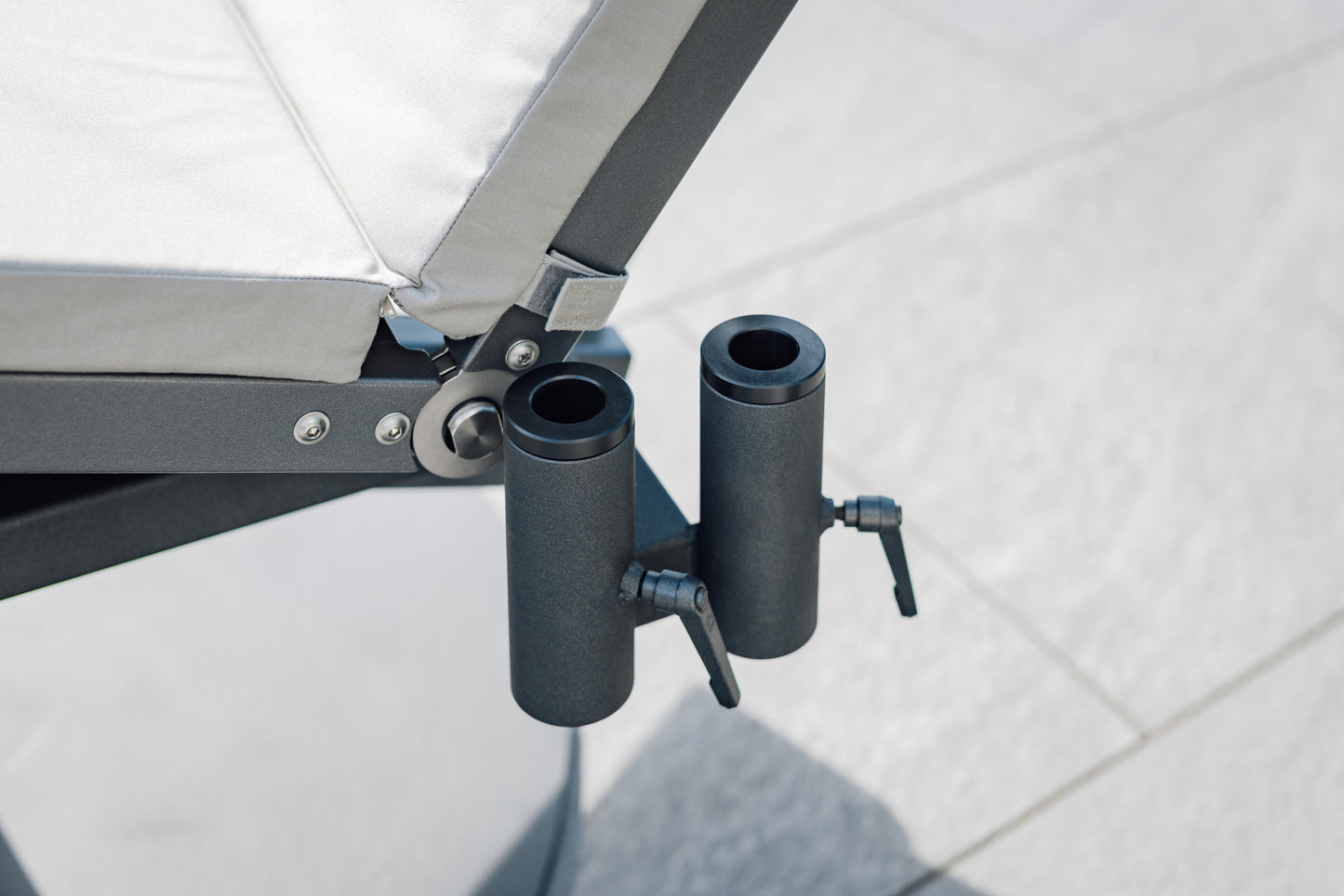 Sonnenschirm und Tischhalter